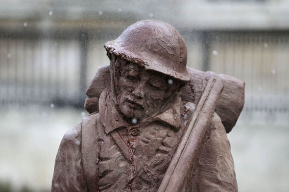 mud-soldier-statue-World-war-one-London-1011976